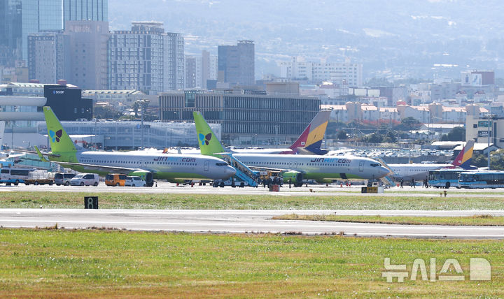 [제주=뉴시스] 우장호 기자 = 진에어 항공기. 해당 사진은 기사 내용과 직접적인 관계 없음.