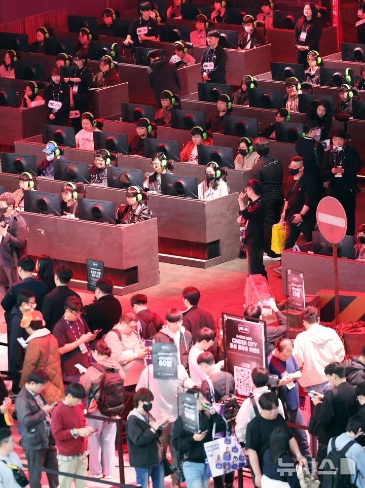  [부산=뉴시스] 하경민 기자 = 글로벌 게임전시회 '지스타 2025'가 개막한 13일 부산 해운대구 벡스코 제1전시장에서 관람객들이 신작 게임을 즐기고 있다. 16일까지 열리는 이번 행사에는 44개국 1273개 게임사가 참가해 게임전시회와 비즈니스 상담, 국제게임콘퍼런스(G-CON), 인디게임 시사회(쇼케이스), 지스타컵 2025, 지스타 게임 코스프레 시상식(어워즈) 등을 진행한다. 2025.11.13. yulnetphoto@newsis.com