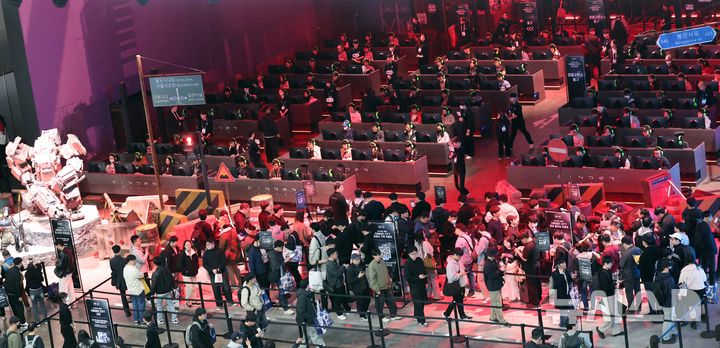  [부산=뉴시스] 하경민 기자 = 글로벌 게임전시회 '지스타 2025'가 개막한 13일 부산 해운대구 벡스코 제1전시장에서 관람객들이 신작 게임을 즐기고 있다. 16일까지 열리는 이번 행사에는 44개국 1273개 게임사가 참가해 게임전시회와 비즈니스 상담, 국제게임콘퍼런스(G-CON), 인디게임 시사회(쇼케이스), 지스타컵 2025, 지스타 게임 코스프레 시상식(어워즈) 등을 진행한다. 2025.11.13. yulnetphoto@newsis.com