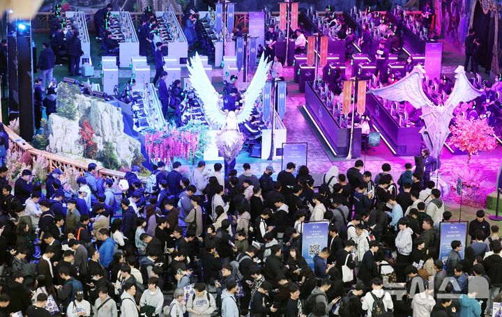  [부산=뉴시스] 하경민 기자 = 글로벌 게임전시회 '지스타 2025'가 개막한 13일 부산 해운대구 벡스코 제1전시장에서 관람객들이 신작 게임을 즐기고 있다. 16일까지 열리는 이번 행사에는 44개국 1273개 게임사가 참가해 게임전시회와 비즈니스 상담, 국제게임콘퍼런스(G-CON), 인디게임 시사회(쇼케이스), 지스타컵 2025, 지스타 게임 코스프레 시상식(어워즈) 등을 진행한다. 2025.11.13. yulnetphoto@newsis.com