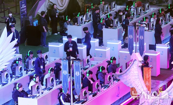  [부산=뉴시스] 하경민 기자 = 글로벌 게임전시회 '지스타 2025'가 개막한 13일 부산 해운대구 벡스코 제1전시장에서 관람객들이 신작 게임을 즐기고 있다. 16일까지 열리는 이번 행사에는 44개국 1273개 게임사가 참가해 게임전시회와 비즈니스 상담, 국제게임콘퍼런스(G-CON), 인디게임 시사회(쇼케이스), 지스타컵 2025, 지스타 게임 코스프레 시상식(어워즈) 등을 진행한다. 2025.11.13. yulnetphoto@newsis.com