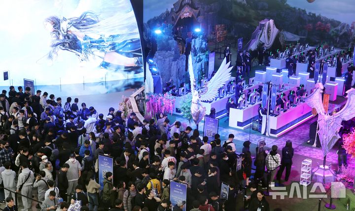  [부산=뉴시스] 하경민 기자 = 글로벌 게임전시회 '지스타 2025'가 개막한 13일 부산 해운대구 벡스코 제1전시장에서 관람객들이 신작 게임을 즐기고 있다. 16일까지 열리는 이번 행사에는 44개국 1273개 게임사가 참가해 게임전시회와 비즈니스 상담, 국제게임콘퍼런스(G-CON), 인디게임 시사회(쇼케이스), 지스타컵 2025, 지스타 게임 코스프레 시상식(어워즈) 등을 진행한다. 2025.11.13. yulnetphoto@newsis.com