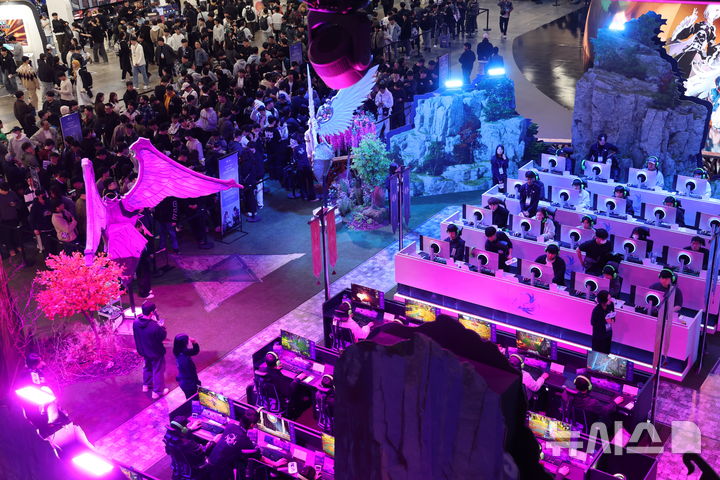  [부산=뉴시스] 하경민 기자 = 글로벌 게임전시회 '지스타 2025'가 개막한 13일 부산 해운대구 벡스코 제1전시장에서 관람객들이 신작 게임을 즐기고 있다. 16일까지 열리는 이번 행사에는 44개국 1273개 게임사가 참가해 게임전시회와 비즈니스 상담, 국제게임콘퍼런스(G-CON), 인디게임 시사회(쇼케이스), 지스타컵 2025, 지스타 게임 코스프레 시상식(어워즈) 등을 진행한다. 2025.11.13. yulnetphoto@newsis.com