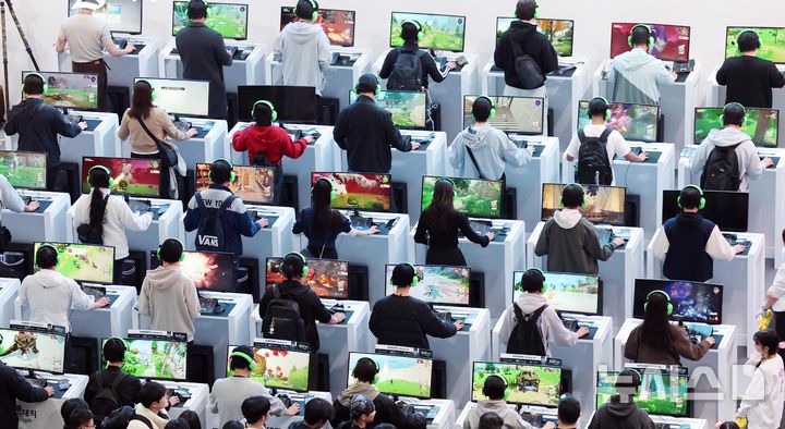  [부산=뉴시스] 하경민 기자 = 글로벌 게임전시회 '지스타 2025'가 개막한 13일 부산 해운대구 벡스코 제1전시장에서 관람객들이 신작 게임을 즐기고 있다. 16일까지 열리는 이번 행사에는 44개국 1273개 게임사가 참가해 게임전시회와 비즈니스 상담, 국제게임콘퍼런스(G-CON), 인디게임 시사회(쇼케이스), 지스타컵 2025, 지스타 게임 코스프레 시상식(어워즈) 등을 진행한다. 2025.11.13. yulnetphoto@newsis.com