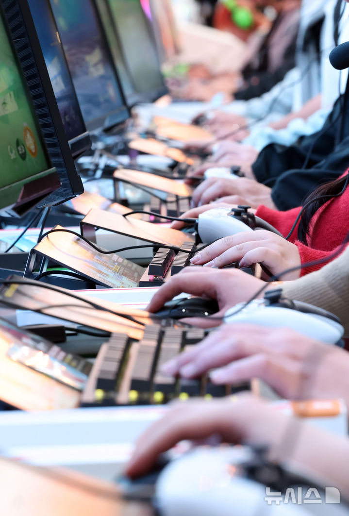  [부산=뉴시스] 하경민 기자 = 글로벌 게임전시회 '지스타 2025'가 개막한 13일 부산 해운대구 벡스코 제1전시장에서 관람객들이 신작 게임을 즐기고 있다. 16일까지 열리는 이번 행사에는 44개국 1273개 게임사가 참가해 게임전시회와 비즈니스 상담, 국제게임콘퍼런스(G-CON), 인디게임 시사회(쇼케이스), 지스타컵 2025, 지스타 게임 코스프레 시상식(어워즈) 등을 진행한다. 2025.11.13. yulnetphoto@newsis.com