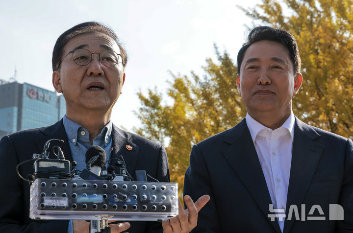 [서울=뉴시스] 정병혁 기자 = 김윤덕(왼쪽) 국토교통부 장관과 오세훈 서울시장이 13일 서울 중구 달개비에서 오찬회동을 마친 뒤 취재진 질의응답을 하고 있다. 2025.11.13. jhope@newsis.com