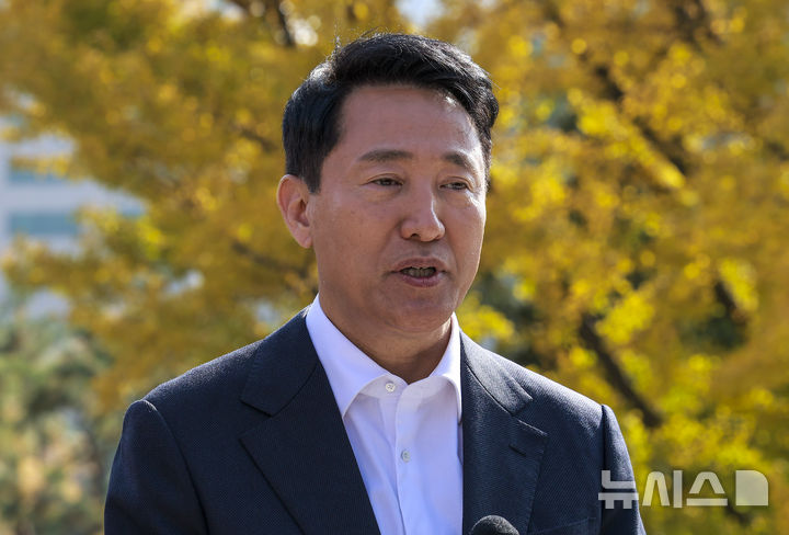 [서울=뉴시스] 정병혁 기자 = 오세훈 서울시장이 13일 서울 중구 달개비에서 김윤덕 국토교통부 장관과 오찬회동을 마친 뒤 취재진과 질의응답을 하고 있다. 2025.11.13. jhope@newsis.com