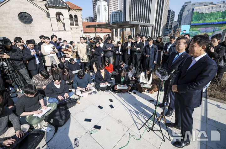[서울=뉴시스] 정병혁 기자 = 김윤덕(왼쪽) 국토교통부 장관과 오세훈 서울시장이 13일 서울 중구 달개비에서 오찬회동을 마친 뒤 취재진 질의응답을 하고 있다. 2025.11.13. jhope@newsis.com