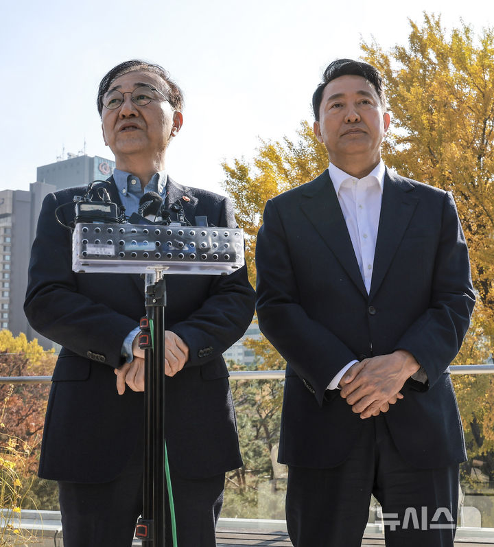 [서울=뉴시스] 정병혁 기자 = 김윤덕(왼쪽) 국토교통부 장관과 오세훈 서울시장이 13일 서울 중구 달개비에서 오찬회동을 마친 뒤 취재진 질의응답을 하고 있다. 2025.11.13. jhope@newsis.com