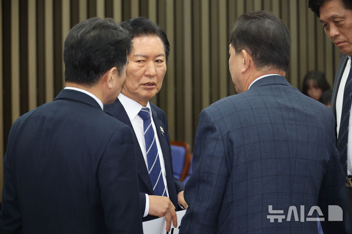 [서울=뉴시스] 김명년 기자 = 정청래 더불어민주당 대표가 13일 오전 서울 여의도 국회에서 열린 의원총회에서 김병기 원내대표 등 지도부와 대화하고 있다. 2025.11.13. kmn@newsis.com