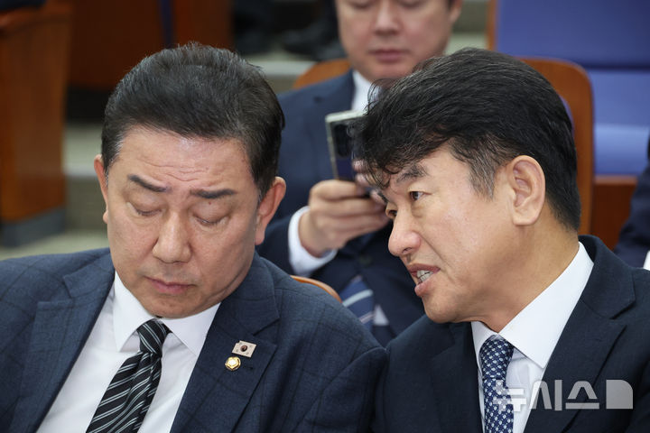 [서울=뉴시스] 김명년 기자 = 김병기 더불어민주당 원내대표가 13일 오전 서울 여의도 국회에서 열린 의원총회에서 문진석 원내운영수석부대표와 대화하고 있다. 2025.11.13. kmn@newsis.com