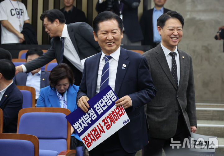 [서울=뉴시스] 김명년 기자 = 정청래 더불어민주당 대표가 13일 오전 서울 여의도 국회에서 열린 의원총회에서 입장하고 있다. 2025.11.13. kmn@newsis.com