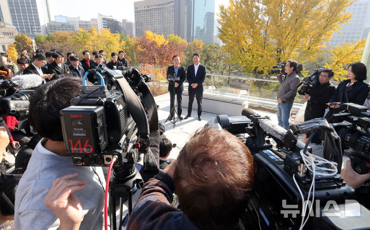 [서울=뉴시스] 정병혁 기자 = 김윤덕 국토교통부 장관과 오세훈 서울시장이 13일 서울 중구 달개비에서 오찬회동을 마친 뒤 취재진과 질의응답을 하고 있다.(공동취재) 2025.11.13. photo@newsis.com