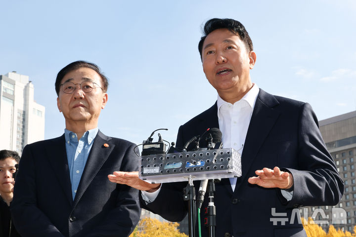 [서울=뉴시스] 정병혁 기자 = 김윤덕 국토교통부 장관과 오세훈 서울시장이 13일 서울 중구 달개비에서 오찬회동을 마친 뒤 취재진과 질의응답을 하고 있다.(공동취재) 2025.11.13. photo@newsis.com