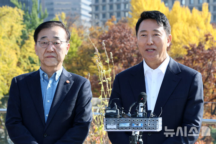 [서울=뉴시스] 정병혁 기자 = 김윤덕 국토교통부 장관과 오세훈 서울시장이 13일 서울 중구 달개비에서 오찬회동을 마친 뒤 취재진과 질의응답을 하고 있다.(공동취재) 2025.11.13. photo@newsis.com