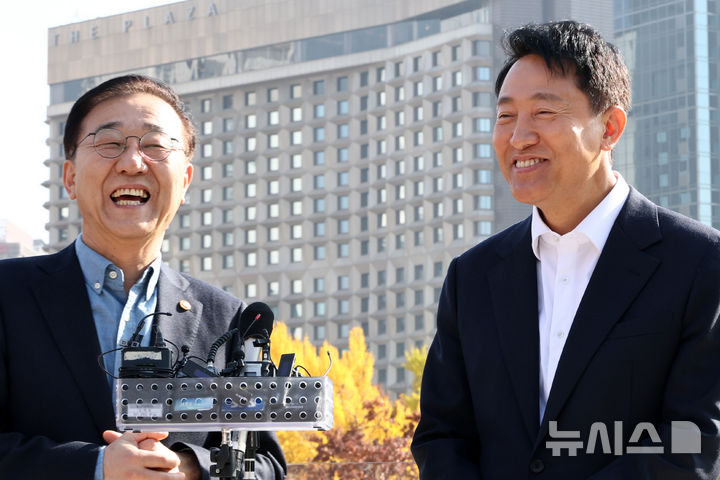 [서울=뉴시스] 정병혁 기자 = 김윤덕 국토교통부 장관과 오세훈 서울시장이 13일 서울 중구 달개비에서 오찬회동을 마친 뒤 미소를 짓고 있다.(공동취재) 2025.11.13. photo@newsis.com