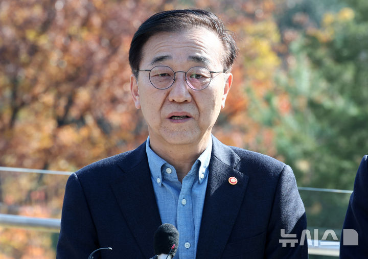 [서울=뉴시스] 정병혁 기자 = 김윤덕 국토교통부 장관이 13일 서울 중구 달개비에서 오세훈 서울시장과 오찬회동을 마친 뒤 취재진과 질의응답을 하고 있다.(공동취재) 2025.11.13. photo@newsis.com