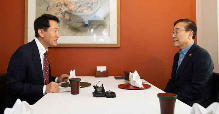 [서울=뉴시스] 추상철 기자 = 김윤덕(오른쪽) 국토교통부 장관과 오세훈 서울시장이 13일 서울 중구 달개비에서 오찬회동을 하고 있다. (사진= 국토교통부 제공) 2025.11.13. photo@newsis.com *재판매 및 DB 금지