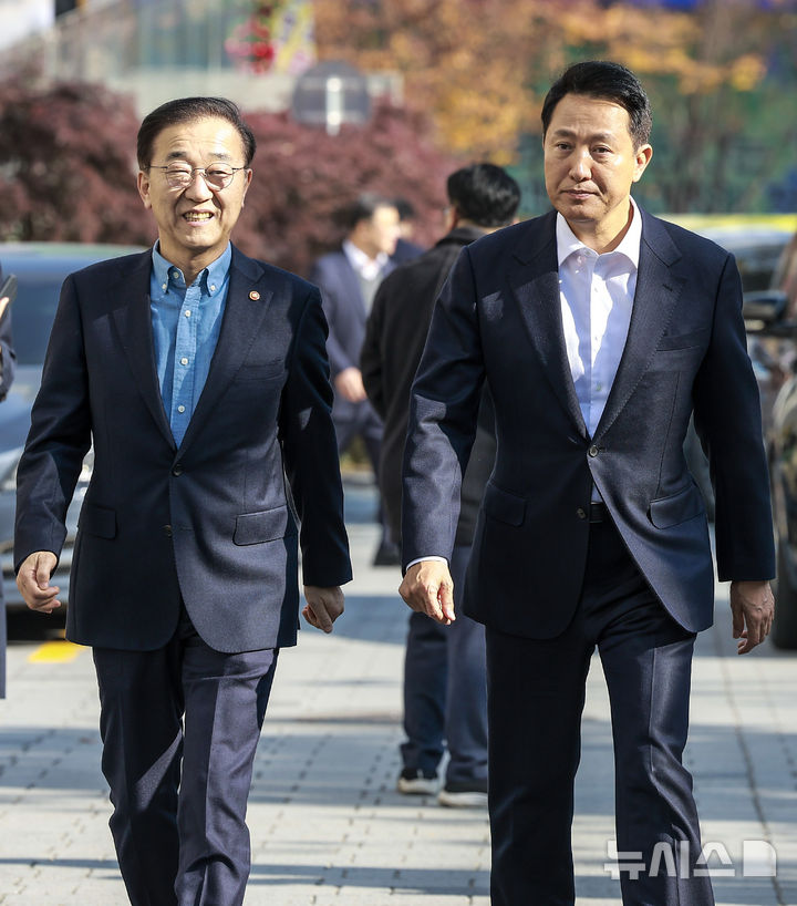 [서울=뉴시스] 정병혁 기자 = 김윤덕(왼쪽) 국토교통부 장관과 오세훈 서울시장이 13일 서울 중구 달개비에서 오찬회동을 마친 뒤 취재진 질의응답을 위해 이동하고 있다. 2025.11.13. jhope@newsis.com