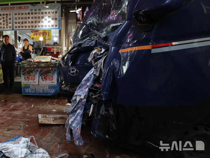 [부천=뉴시스] 전진환 기자 = 13일 오전 경기 부천시 오정구 원종동 제일시장에서 주행 중인 트럭이 상점으로 돌진해 20여 명의 사상자가 발생했다. 사진은 사고 트럭이 견인되고 있다. 2025.11.13. amin2@newsis.com