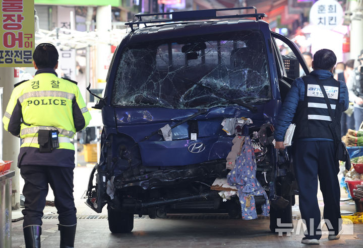 [부천=뉴시스] 전진환 기자 = 13일 오전 경기 부천시 오정구 원종동 제일시장에서 주행 중인 트럭이 상점으로 돌진해 20여 명의 사상자가 발생했다. 사진은 사고 트럭이 견인되고 있다. 2025.11.13. amin2@newsis.com