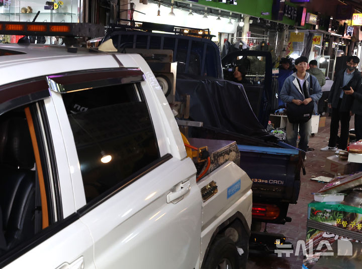 [부천=뉴시스] 전진환 기자 = 13일 오전 경기 부천시 오정구 원종동 제일시장에서 주행 중인 트럭이 상점으로 돌진해 20여 명의 사상자가 발생했다. 사진은 사고 트럭이 견인되고 있다. 2025.11.13. amin2@newsis.com