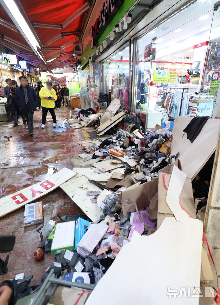 [부천=뉴시스] 전진환 기자 = 13일 오전 경기 부천시 오정구 원종동 제일시장에서 주행 중인 트럭이 상점으로 돌진해 20여 명의 사상자가 발생했다. 트럭이 치워진 상점 앞에 옷가지와 매대 잔해가 흩어져 있다. 2025.11.13. amin2@newsis.com