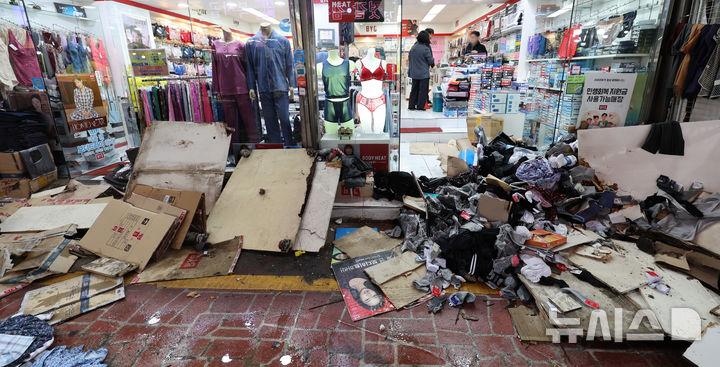 [부천=뉴시스] 전진환 기자 = 13일 오전 경기 부천시 오정구 원종동 제일시장에서 주행 중인 트럭이 상점으로 돌진해 20여 명의 사상자가 발생했다. 트럭이 치워진 상점 앞에 옷가지와 매대 잔해가 흩어져 있다. 2025.11.13. amin2@newsis.com