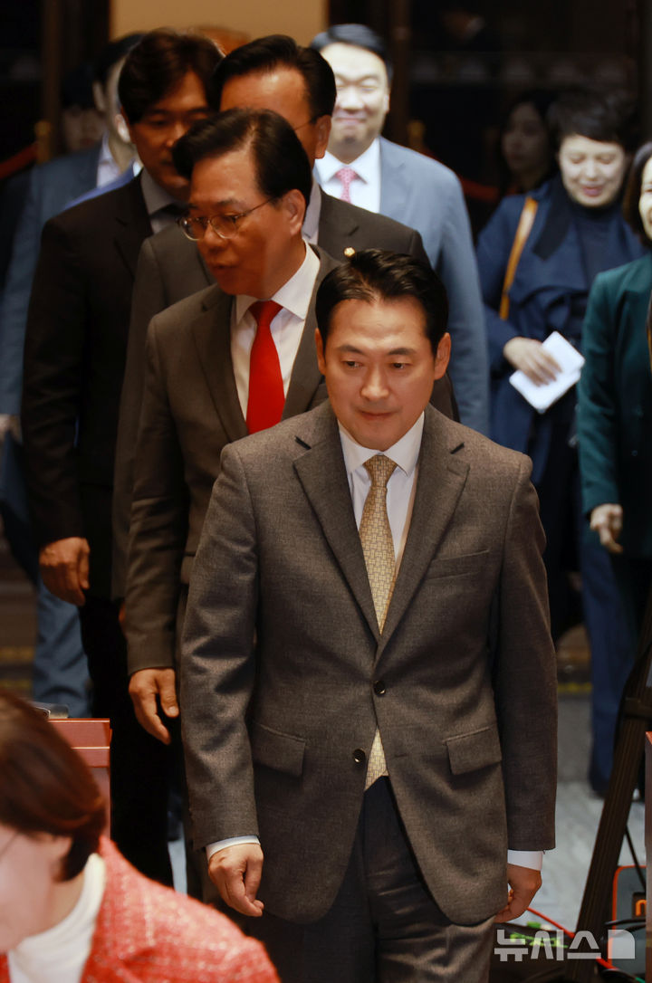 [서울=뉴시스] 고승민 기자 = 국민의힘 장동혁 대표와 송언석 원내대표가 13일 서울 여의도 국회에서 열린 의원총회에 참석하고 있다. 2025.11.13. kkssmm99@newsis.com