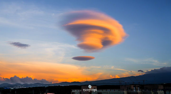 [서울=뉴시스] 뉴시스 우장호 기자가 13일 한국사진기자협회 제273회 이달의 보도사진상 네이처 부문에서 '제주 하늘에 UFO 닮은 렌즈구름'으로 최우수상을 수상했다.사진은 지난 9월 13일 오후 요란한 비가 내린 후 맑게 갠 제주시 오라동에서 바라본 남동쪽 하늘에 미확인비행물체(UFO)를 닮은 일명 '렌즈구름(lenticularis Cloud)'이 떠올라 진풍경을 연출하고 있다. (사진=한국사진기자협회 제공) 2025.11.13. photo@newsis.com *재판매 및 DB 금지