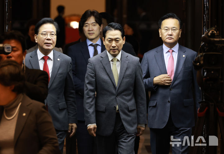 [서울=뉴시스] 고승민 기자 = 국민의힘 장동혁 대표와 송언석 원내대표가 13일 서울 여의도 국회에서 열린 의원총회에 참석하고 있다. 2025.11.13. kkssmm99@newsis.com