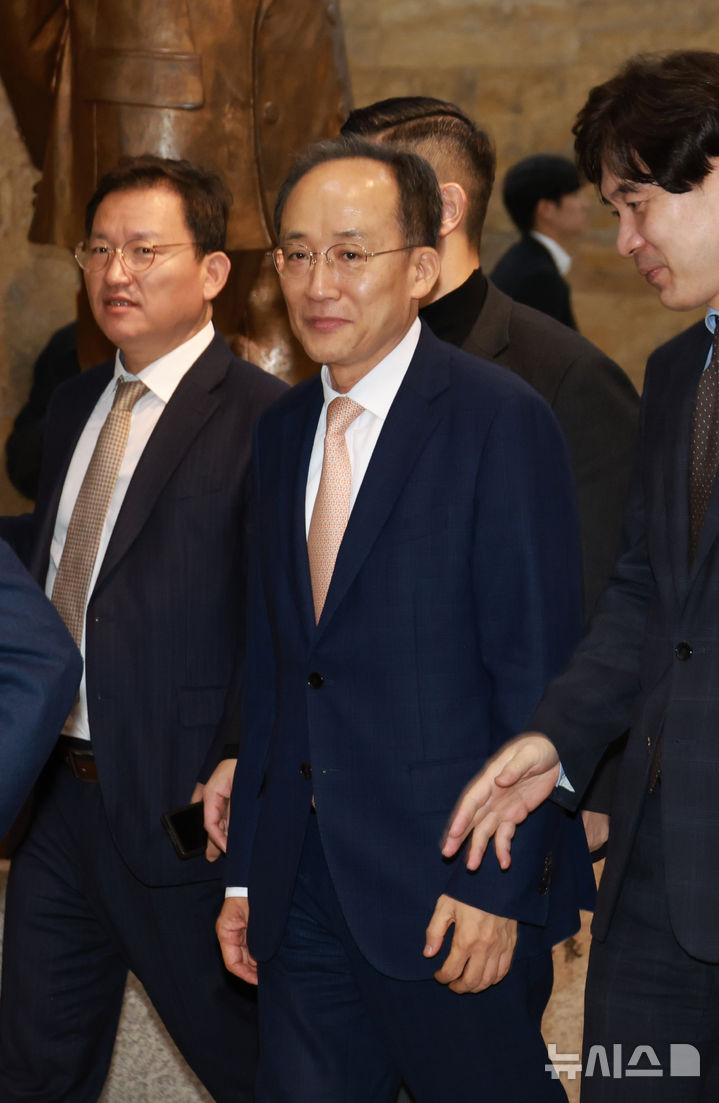 [서울=뉴시스] 고승민 기자 = 비상계엄 해제 표결 방해 의혹으로 구속영장이 청구된 추경호 국민의힘 의원이 13일 서울 여의도 국회에서 열린 본회의에 출석하고 있다. 이날 본회의에서는 추 의원에 대한 체포동의안이 보고됐다. 2025.11.13. kkssmm99@newsis.com