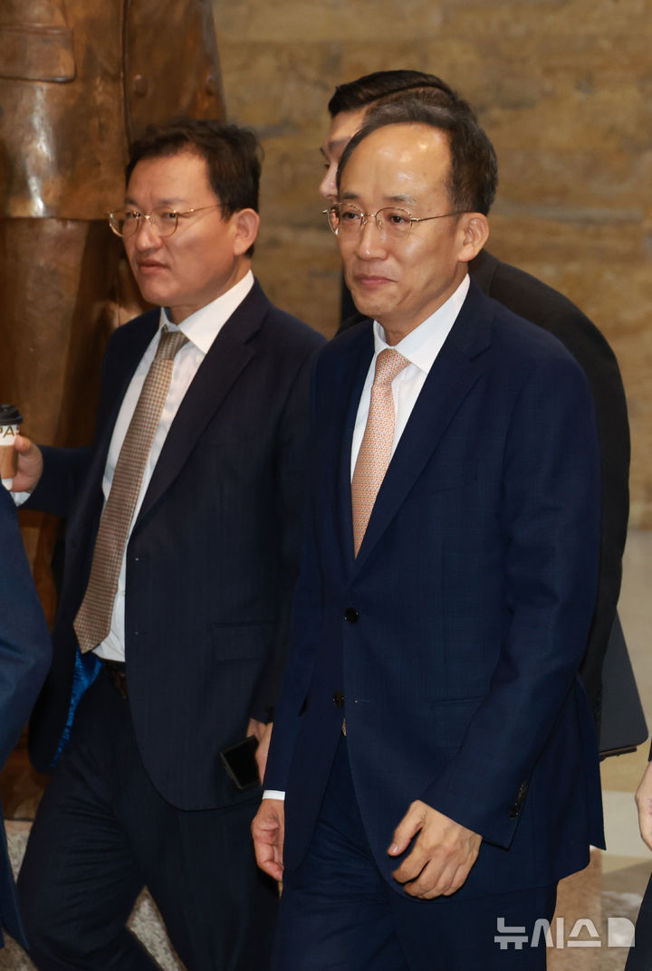 [서울=뉴시스] 고승민 기자 = 비상계엄 해제 표결 방해 의혹으로 구속영장이 청구된 추경호 국민의힘 의원이 13일 서울 여의도 국회에서 열린 본회의에 출석하고 있다. 이날 본회의에서는 추 의원에 대한 체포동의안이 보고됐다. 2025.11.13. kkssmm99@newsis.com