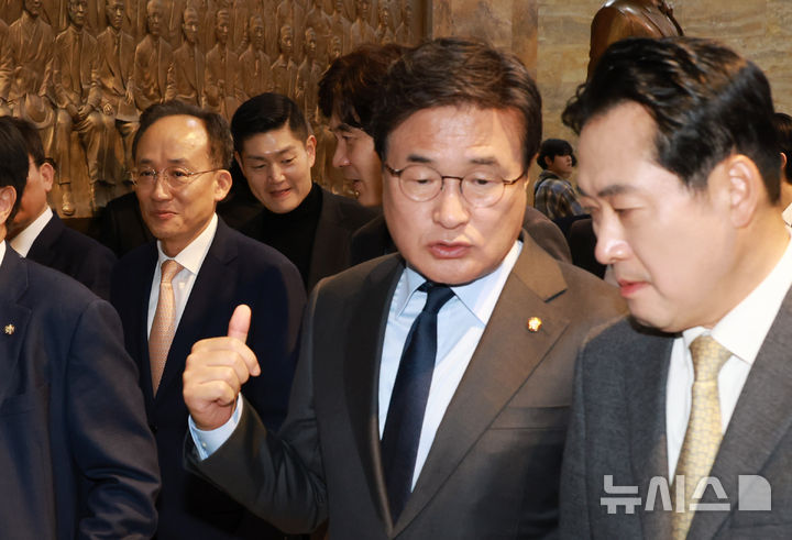 [서울=뉴시스] 고승민 기자 = 비상계엄 해제 표결 방해 의혹으로 구속영장이 청구된 추경호 국민의힘 의원이 13일 서울 여의도 국회에서 열린 본회의에 출석하고 있다. 이날 본회의에서는 추 의원에 대한 체포동의안이 보고됐다. 2025.11.13. kkssmm99@newsis.com