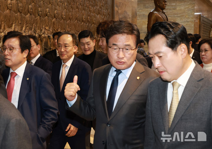 [서울=뉴시스] 고승민 기자 = 비상계엄 해제 표결 방해 의혹으로 구속영장이 청구된 추경호 국민의힘 의원이 13일 서울 여의도 국회에서 열린 본회의에 출석하고 있다. 이날 본회의에서는 추 의원에 대한 체포동의안이 보고됐다. 2025.11.13. kkssmm99@newsis.com