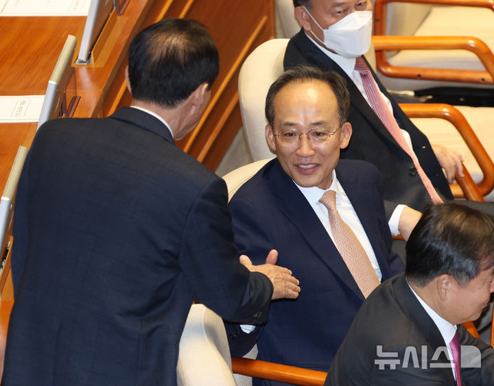 [서울=뉴시스] 김명년 기자 = 추경호 국민의힘 의원이 13일 오후 서울 여의도 국회에서 열린 본회의에 참석해 있다. 2025.11.13. kmn@newsis.com