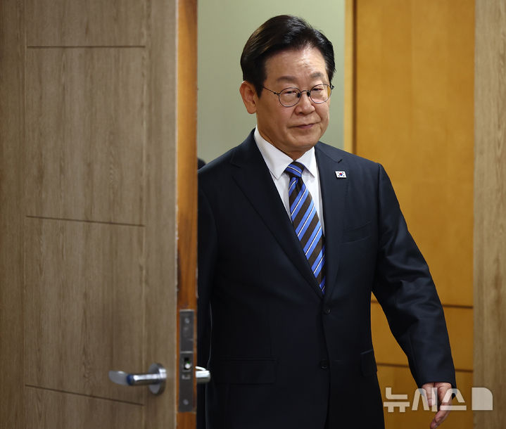 [서울=뉴시스] 최동준 기자 = 이재명 대통령이 13일 서울 용산 대통령실 청사에서 열린 수석보좌관회의에 입장하고 있다. (대통령실통신사진기자단) 2025.11.13. photocdj@newsis.com