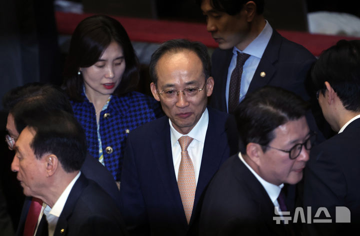 [서울=뉴시스] 김금보 기자 = 추경호 국민의힘 의원이 13일 오후 서울 여의도 국회에서 열린 제429회 국회(정기회) 제12차 본회의에 출석하고 있다. 2025.11.13. kgb@newsis.com