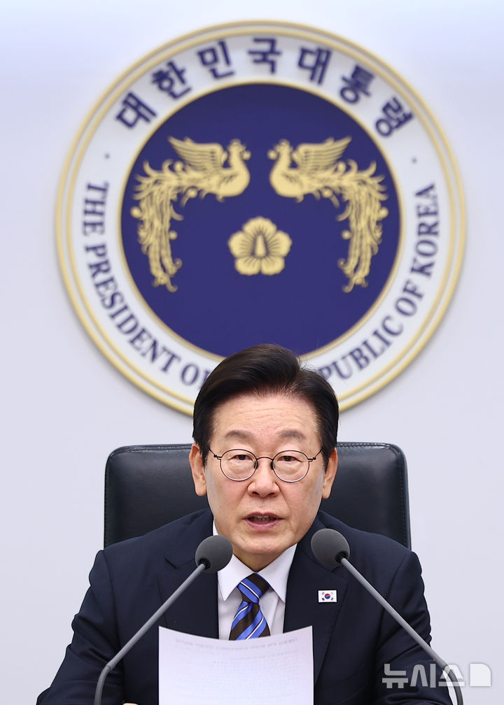 [서울=뉴시스] 최동준 기자 = 이재명 대통령이 13일 서울 용산 대통령실 청사에서 열린 수석보좌관회의에서 발언하고 있다. (대통령실통신사진기자단) 2025.11.13. photocdj@newsis.com