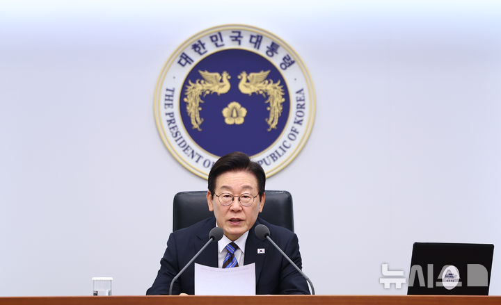 [서울=뉴시스] 최동준 기자 = 이재명 대통령이 13일 서울 용산 대통령실 청사에서 열린 수석보좌관회의에서 발언하고 있다. (대통령실통신사진기자단) 2025.11.13. photocdj@newsis.com