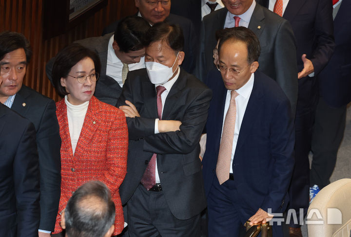 [서울=뉴시스] 김명년 기자 = 추경호 국민의힘 의원이 13일 오후 서울 여의도 국회에서 열린 본회의에서 원자력안전위원회 위원 추천안에 대한 투표가 시작되자 이석하고 있다. 2025.11.13. kmn@newsis.com