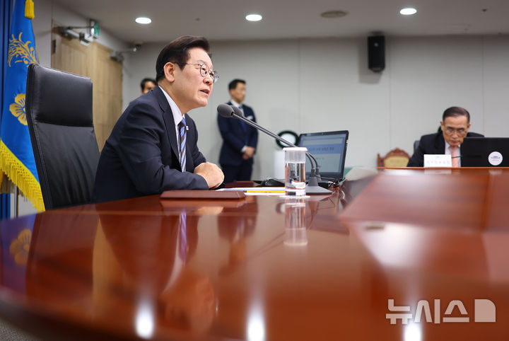 [서울=뉴시스] 최동준 기자 = 이재명 대통령이 13일 서울 용산 대통령실 청사에서 열린 수석보좌관회의에서 발언하고 있다. (대통령실통신사진기자단) 2025.11.13. photocdj@newsis.com