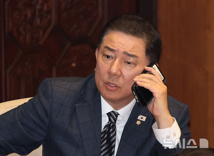 [서울=뉴시스] 김명년 기자 = 김병기 더불어민주당 원내대표가 13일 오후 서울 여의도 국회에서 열린 본회의에서 통화를 하고 있다. 2025.11.13. kmn@newsis.com