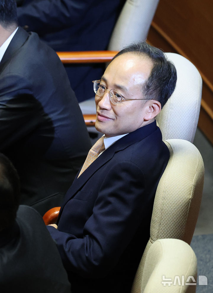 [서울=뉴시스] 김금보 기자 = 추경호 국민의힘 의원이 13일 오후 서울 여의도 국회에서 열린 제429회 국회(정기회) 제12차 본회의에 출석해 있다. 2025.11.13. kgb@newsis.com