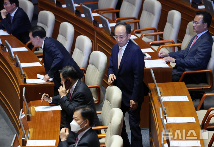 [서울=뉴시스] 김금보 기자 = 추경호 국민의힘 의원이 13일 오후 서울 여의도 국회에서 열린 제429회 국회(정기회) 제12차 본회의에 출석하고 있다. 2025.11.13. kgb@newsis.com