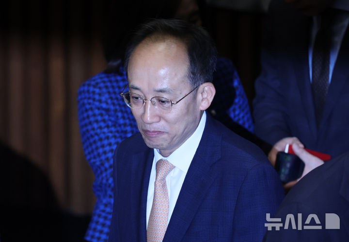 [서울=뉴시스] 김금보 기자 = 추경호 국민의힘 의원이 13일 오후 서울 여의도 국회에서 열린 제429회 국회(정기회) 제12차 본회의에 출석하고 있다. 2025.11.13. kgb@newsis.com