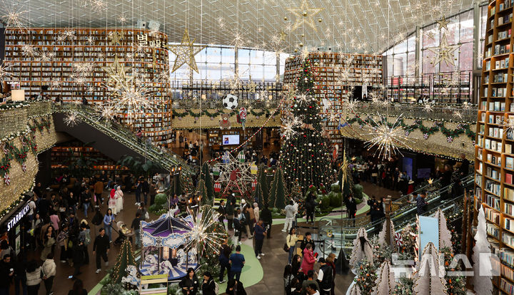 [서울=뉴시스] 권창회 기자 = 13일 서울 강남구 코엑스 별마당 도서관에 크리스마스 트리가 설치되어 있다. 2025.11.13. kch0523@newsis.com