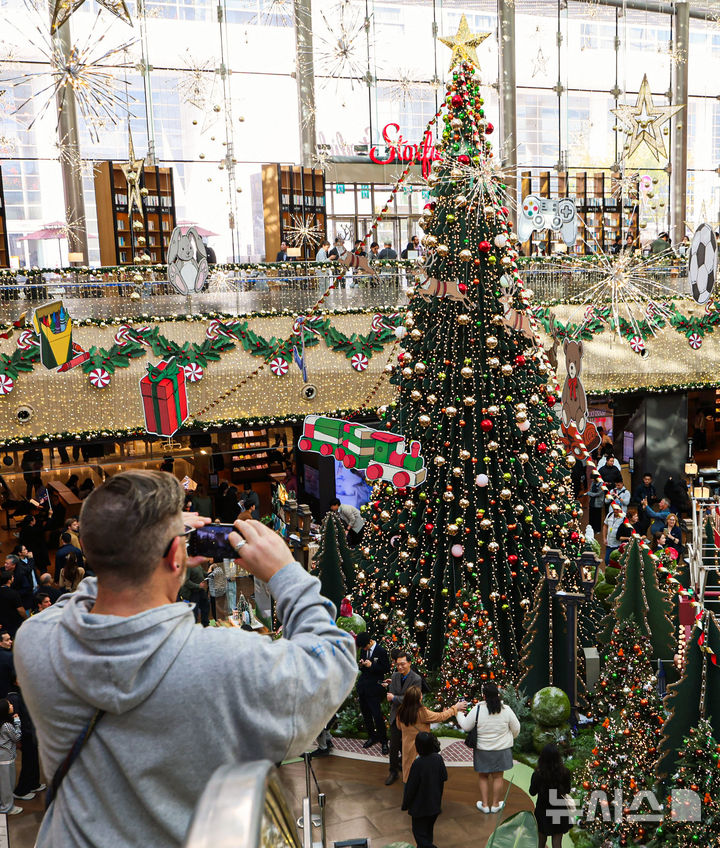 [서울=뉴시스] 권창회 기자 = 13일 서울 강남구 코엑스 별마당 도서관에 크리스마스 트리가 설치되어 있다. 2025.11.13. kch0523@newsis.com