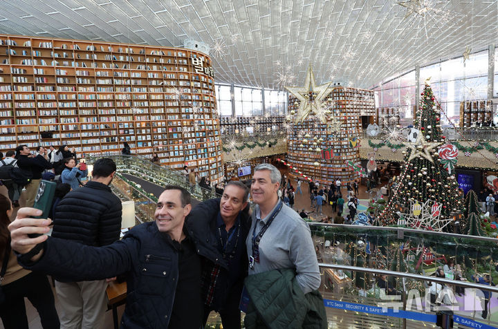 [서울=뉴시스] 권창회 기자 = 13일 서울 강남구 코엑스 별마당 도서관에 크리스마스 트리가 설치되어 있다. 2025.11.13. kch0523@newsis.com