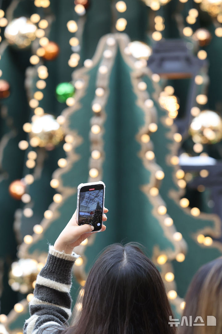 [서울=뉴시스] 권창회 기자 = 13일 서울 강남구 코엑스 별마당 도서관에 크리스마스 트리가 설치되어 있다. 2025.11.13. kch0523@newsis.com